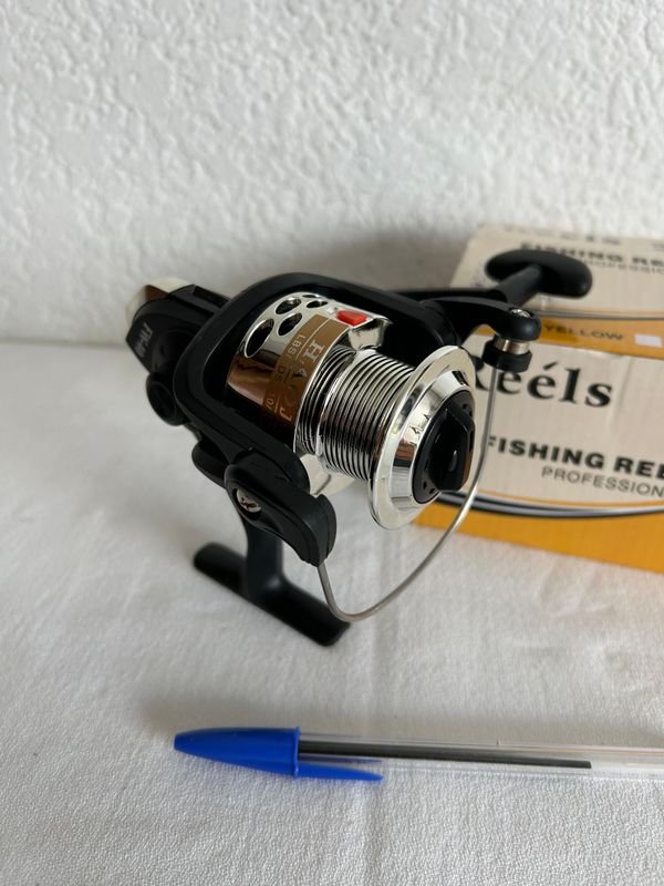 Lote siguiente: Reel de pesca nuevo en excelente condición