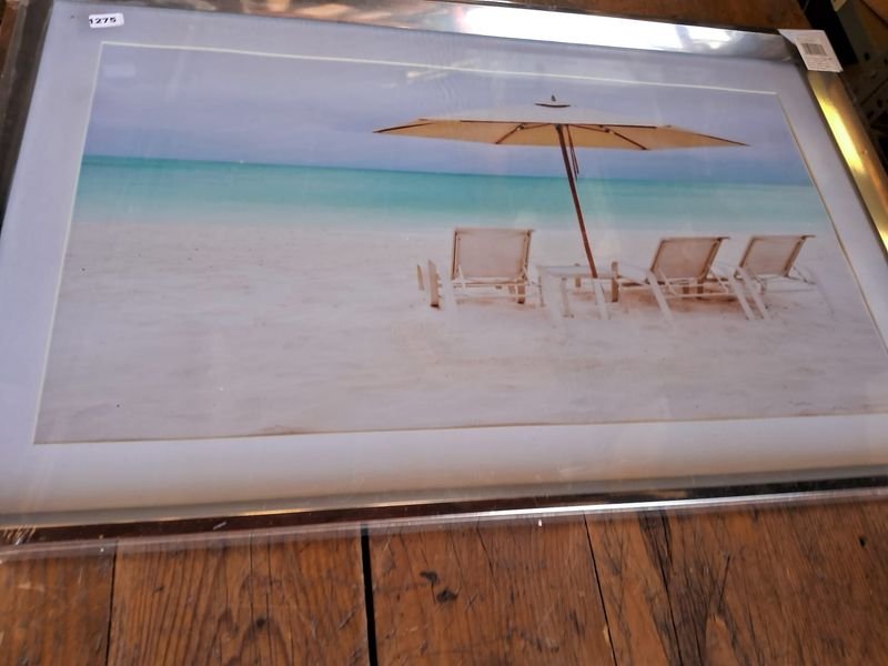 Lote siguiente: Cuadro decorativo escena playa en marco de metal y vidrio