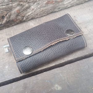 Estuche Porta Llaves de Cuero con Llaves Antiguas - imagen 3
