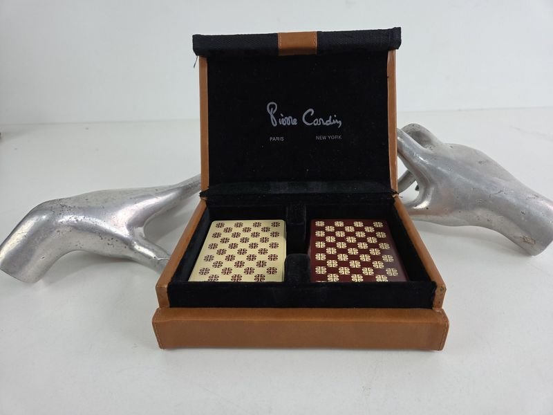 Lote siguiente: Cartas de poker Pierre Cardin en su estuche original