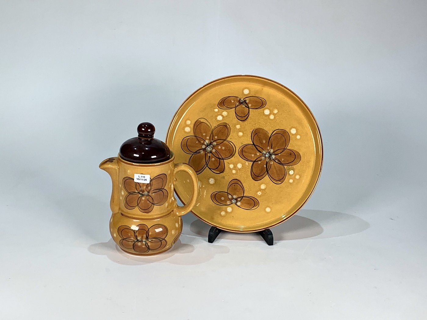 Cafetera y Bandeja de Cerámica Amarilla con Decoración Floral
