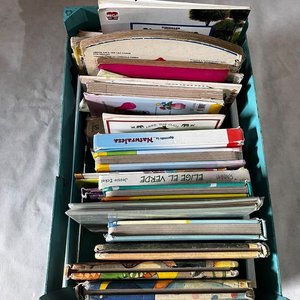 Lote siguiente: Cajón con Libros Varios