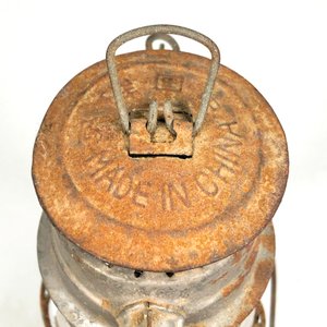 Farol a Kerosene Vintage "Swallow Brand" Metal y Vidrio Hialino - imagen 3