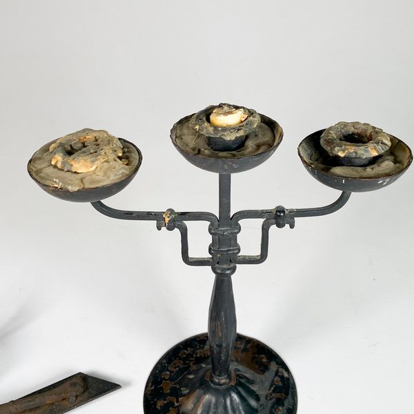 Candelabro de hierro artesanal con cruz - imagen 3