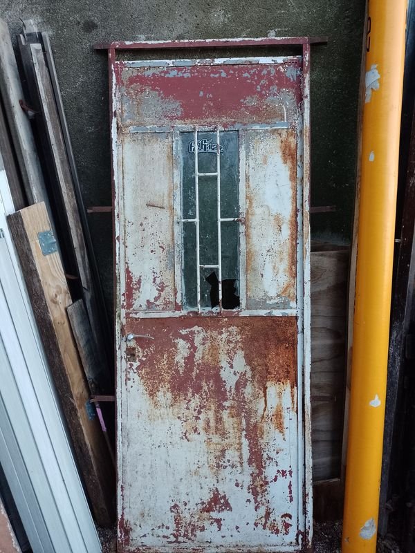 Puerta de chapa doble con marco y cerradura en mal estado - imagen 1