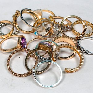 Lote siguiente: Lote de 20 Anillos Variados para Dama o Caballero