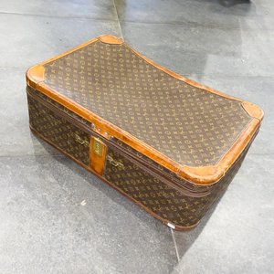 Lote siguiente: Valija grande dice Louis Vuitton falta manija y tiene algun detalle 78 x 28 cm