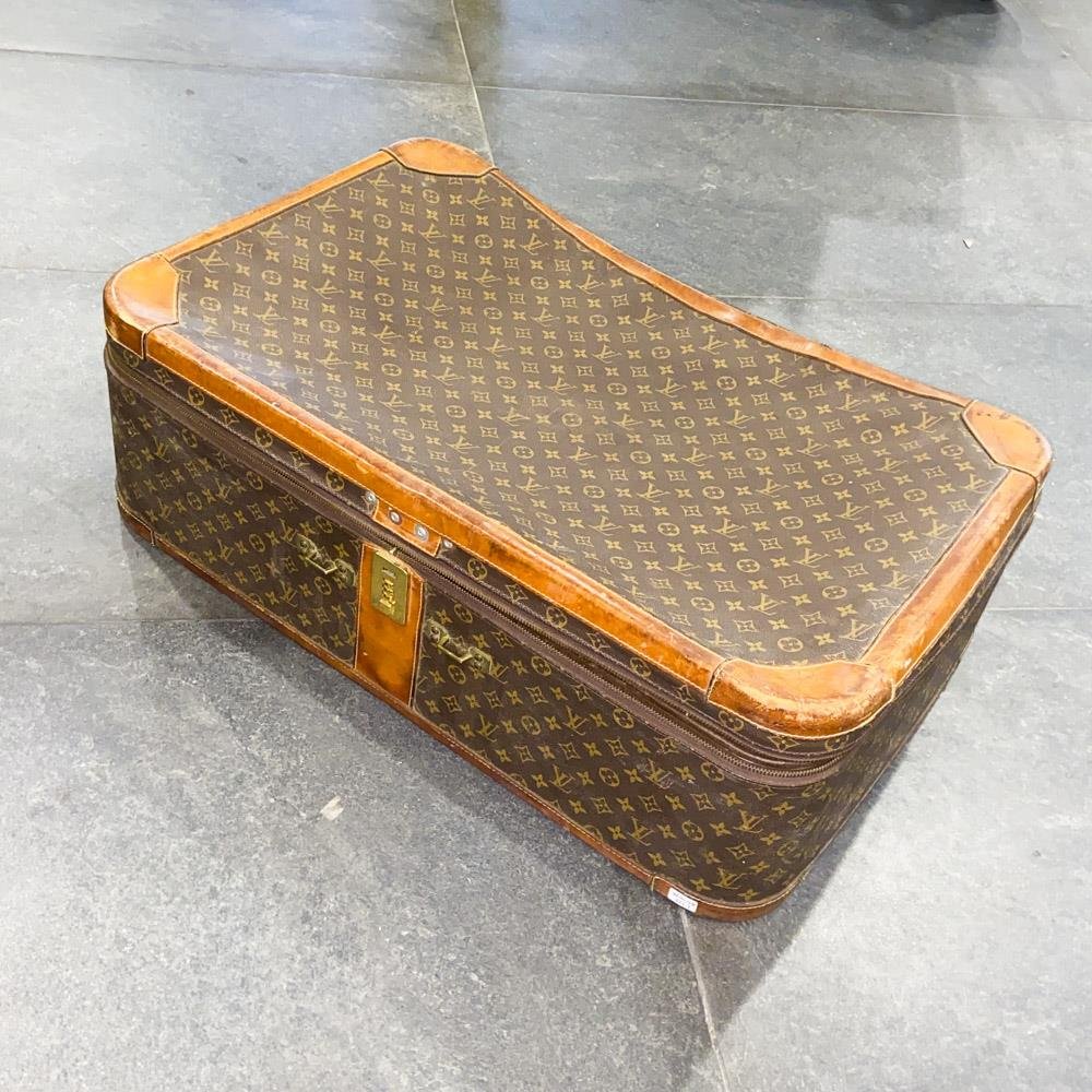 Valija grande dice Louis Vuitton falta manija y tiene algun detalle 78 x 28 cm
