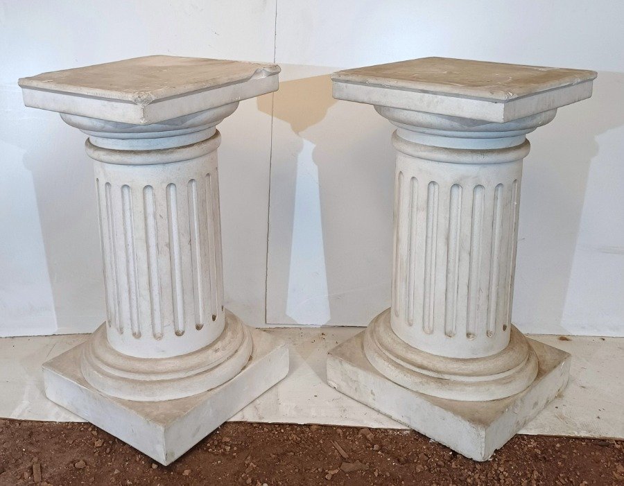 Lote siguiente: Par de pedestales en yeso con fisonomía de columna romana