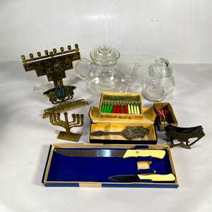 Lote de Artículos Varios: Menorá, Jarros de Vidrio, Cuchillos y Accesorios - imagen 3