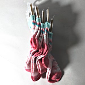 Lote de 35 Piezas: Gorros Infantiles y Pares de Medias - imagen 5