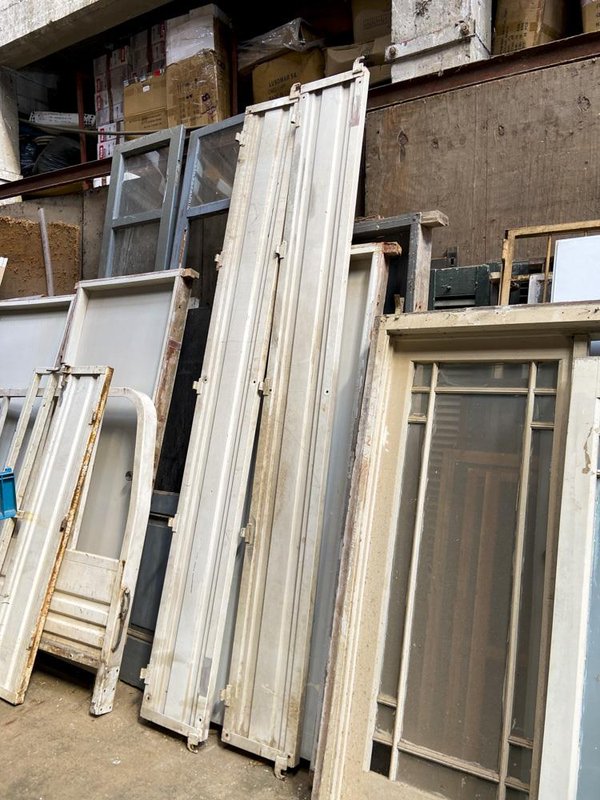 Lote de 4 Piezas Metálicas para Camión: Barandas y Puerta Trasera - imagen 1
