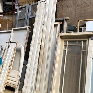 Lote siguiente: Cuatro piezas: para camion dos barandas de metal color blanco 300 x 35 cm y baranda detrás de cabina 156 x 180 cm py puerta trasera 170 x 65 cm