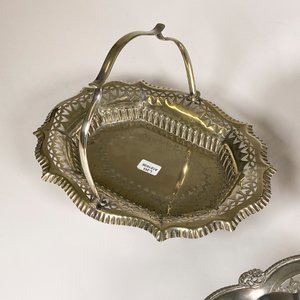 Tres Centros de Mesa Metálicos con Asas, Uno Mappin Webb - imagen 3
