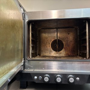 Lote #039 – Horno eléctrico UNOX Cheflux XV393 de origen italiano, de convección con hidratador. Para 5 bandejas – 75x77x77cm – bandejas 53x32cm aprox, más gavillar en Ac/Inox con 14 bandejas asociadas - imagen 2