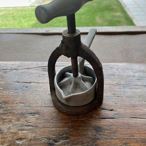 Prensa Antigua para Cítricos de Metal - imagen 3