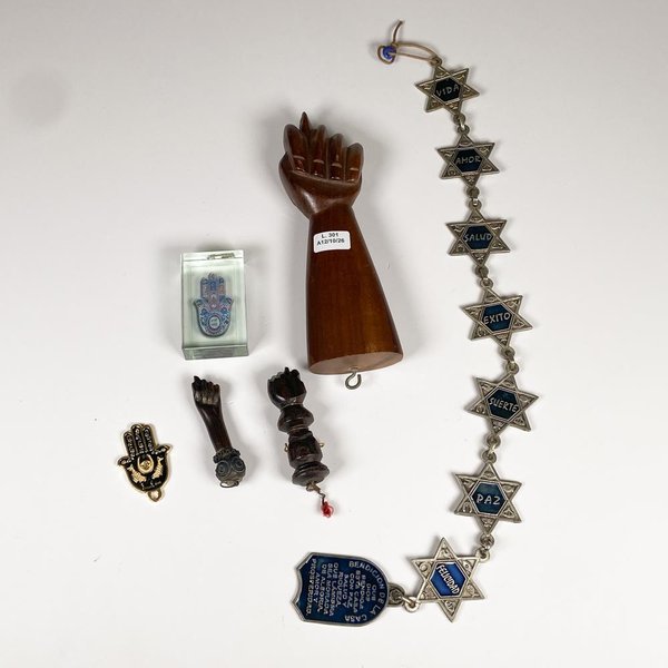 Seis Piezas: Amuletos Varios y Manos de Madera