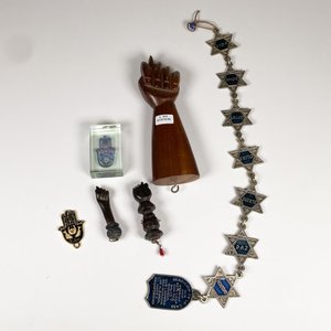 Lote siguiente: Seis Piezas: Amuletos Varios y Manos de Madera