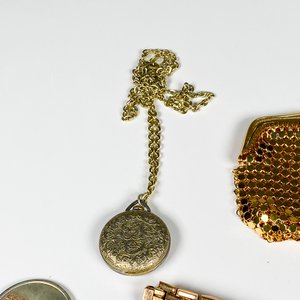 Lote de Joyería y Accesorios: Collar Turquesa, Reloj de Bolsillo, Pulseras y Monedero Dorado - imagen 6