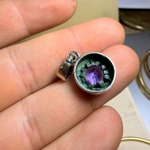 Dije Circular con Piedra Violeta Facetada y Grabado - imagen 5