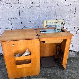 Antigua Máquina de Coser Suprema con Mueble de Madera - imagen 5