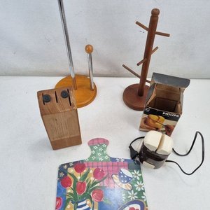 Lote de Accesorios de Cocina: Bloque para Cuchillos, Portarrollos, Perchero de Tazas, Tabla y Molinillo - imagen 3