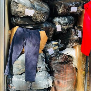 Lote anterior: Lote de Ropa y Artículos Varios Empaquetados