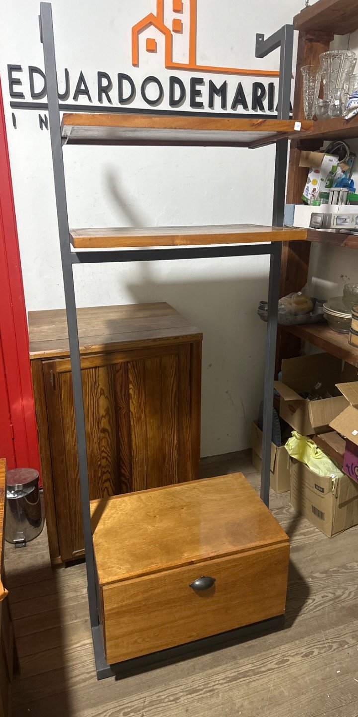 Estantería Industrial de Hierro y Madera