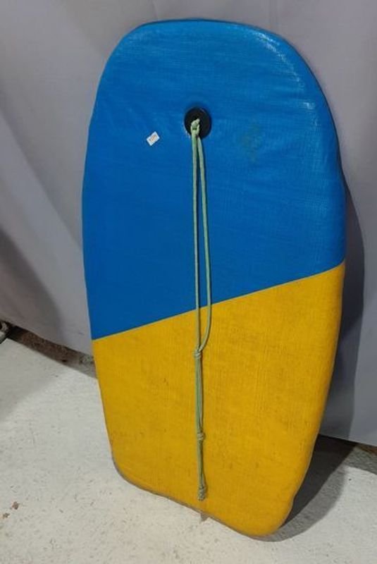 Tabla de Surf Azul y Amarilla con Cuerda