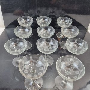 Conjunto de 11 Copas Antiguas de Cristal con Flores Grabadas - imagen 2