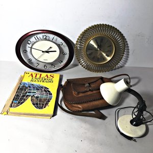 Lote de 5 piezas: Lámpara de escritorio, libro Atlas Universal, 2 relojes de pared y cartera de cuero - imagen 1