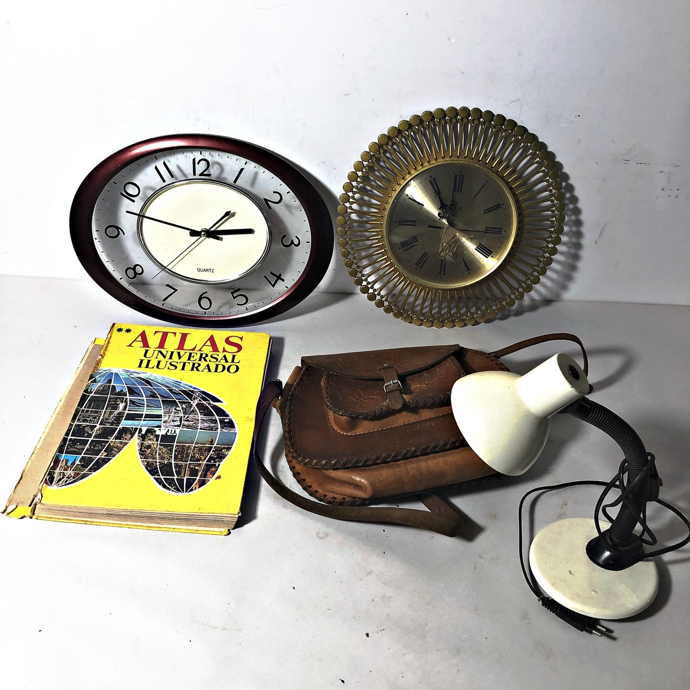 Lote de 5 piezas: Lámpara de escritorio, libro Atlas Universal, 2 relojes de pared y cartera de cuero