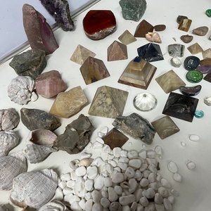 Lote Variado de Piedras Naturales, Caracoles y Pirámides Decorativas - imagen 7