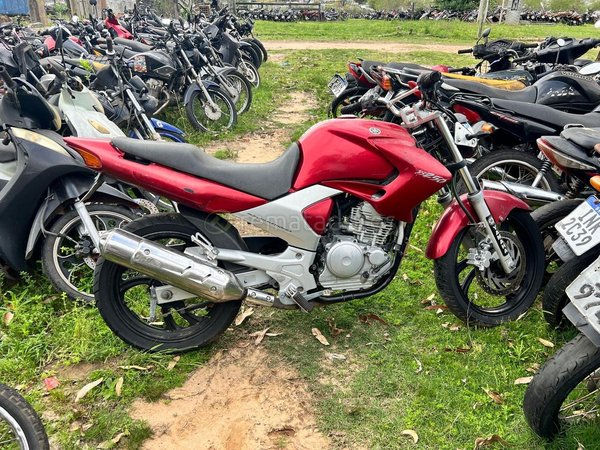 Motocicleta Yamaha YS250 Roja
