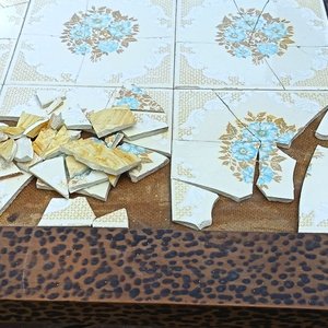 Mesa auxiliar Rústica  de estilo Jacobino rustico de madera noble con patas y travesaños torneadas - la  tapa rectangular decorada con patrones geométricos o animal print con un panel central con  azulejos  con detalles - Medidas 42,50 cm x 57 cm x 47 cm Alto / Con detalles de Tiempo y Uso - imagen 3