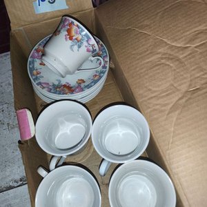 Juego de Tazas y Platos de Porcelana con Diseño Floral - imagen 3