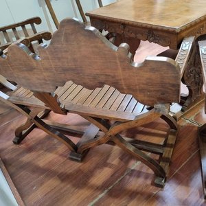 Juego de Living y Comedor Rústico Español en Madera Tallada: Mesa Ratona, 2 Sillones Curules, Banco y 2 Sillas - imagen 7