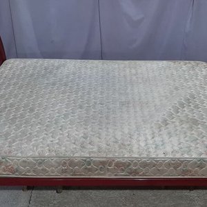 Cama de Caño Roja 2 Plazas con Parrilla de Madera y Colchón Capitoné - imagen 1