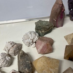 Lote Variado de Piedras Naturales, Caracoles y Pirámides Decorativas - imagen 8