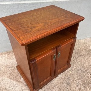 Mesa de TV Rodante en Cerejeira con Puertas y Estante - imagen 4