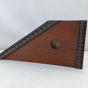Lote anterior: Zither Antiguo de Madera 'Organización Musical Verdi' Montevideo - Para Restaurar