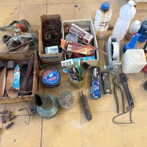 Lote siguiente: Lote de Herramientas y Pomadas Nugget para Zapatería