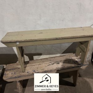 Cuatro bancos rústicos de madera con estante inferior - imagen 3