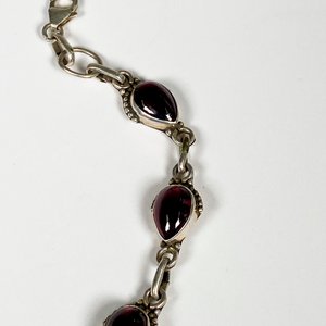 Pulsera de Plata con Piedras Granates Facetadas - imagen 3