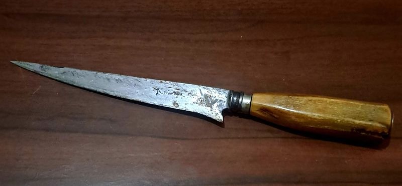 Lote siguiente: Cuchillo criollo antiguo con botón forjado y cabo de guampa rubia acuñado Franz Wenk Solingen