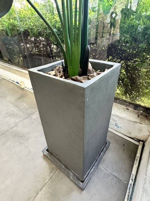 Maceta de decoración rectangular con planta artificial - imagen 1