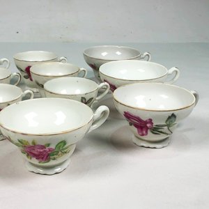 Juego de 13 Piezas de Porcelana Blanca con Flores Rosas: Tazas y Platitos - imagen 4