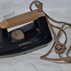 Lote siguiente: Plancha Arno a Vapor Usada