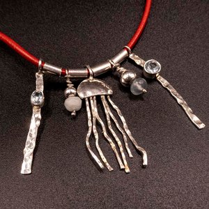 Lote anterior: Colgante Plata 950 con Cuero, Topacios y Dijes