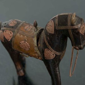 Adorno de Caballo en Madera y Bronce con Detalles Decorativos - imagen 2